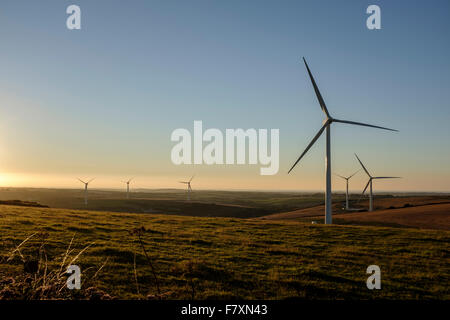 Éoliennes au coucher du soleil à Cornwall Banque D'Images