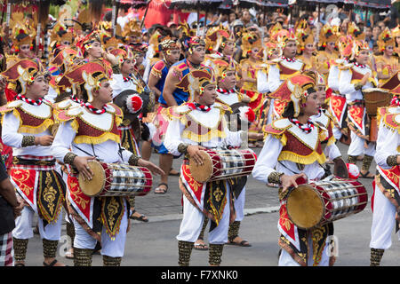 Les artistes balinais prendre pendant la parade d'ouverture du festival des arts 2015 Bali, Denpasar, Bali, Indonésie Banque D'Images