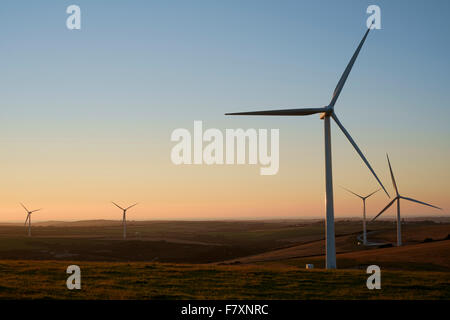 Éoliennes au coucher du soleil à Cornwall Banque D'Images