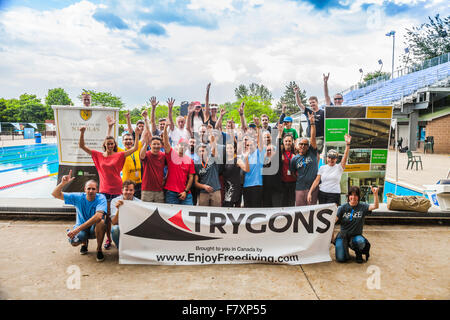 Montréal, Canada - 30 mai, 2015. L apnée AIDA officiel Piscine Competition ayant lieu dans le Bassin olympique du Parc Jean-Drapeau. Photo de groupe du concurrent, du personnel et des juges. Banque D'Images