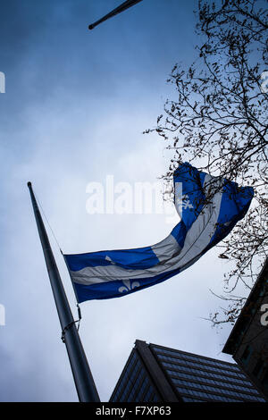 14 novembre 2015, Montréal, Canada. Drapeau du Québec en berne à la mémoire des personnes tuées à Paris pendant le tournage de vendredi Novembre 13th, 2015. Banque D'Images