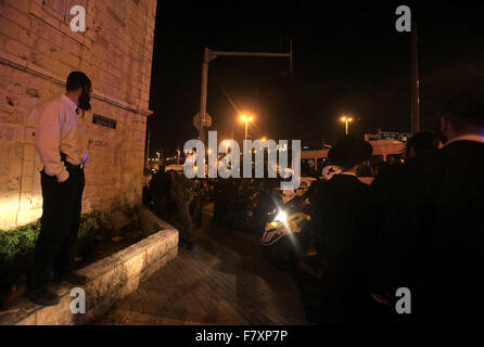 Jérusalem, territoire palestinien. 19Th Mar, 2015. Les Israéliens se tenir derrière la ligne de la police près de la scène à la suite d'une attaque de couteau près de la vieille ville de Jérusalem le 3 décembre 2015. Un Palestinien a poignardé et blessé l'attaquant un policier israélien près de la vieille ville de Jérusalem avant d'être abattu et de ''neutraliser'', la police israélienne a déclaré : Crédit Mahfouz Abu Turk/APA/Images/fil ZUMA Alamy Live News Banque D'Images