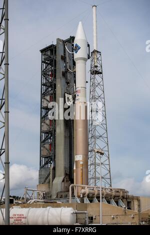 Lancement d'une fusée Atlas V de l'Alliance orbitale avec Cygnus d'ATK à bord d'engins spatiaux à rouleaux sur le complexe de lancement 41 au Centre spatial Kennedy le 2 décembre 2015 au Cap Canaveral, en Floride. Le Cygnus transportera 7 300 livres d'expériences, de l'équipement et des fournitures à la Station spatiale internationale le 3 décembre. Banque D'Images