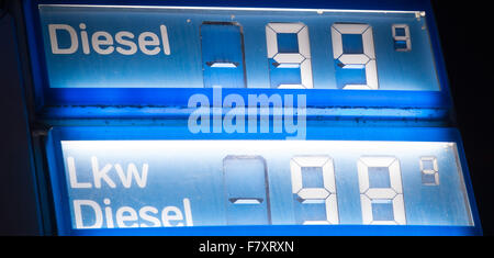 Hambourg, Allemagne. 19Th Mar, 2015. Un tableau d'affichage extérieur d'un poste d'essence montre le prix du diesel à 99,9 cents à Hambourg, Allemagne, 3 décembre 2015. PHOTO : DANIEL REINHARDT/DPA/Alamy Live News Banque D'Images