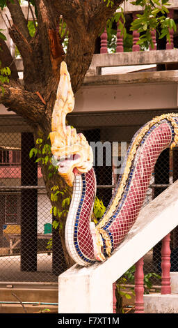 Sculpture Serpent sur le chemin jusqu'à l'escalier du temple en Thaïlande. Banque D'Images