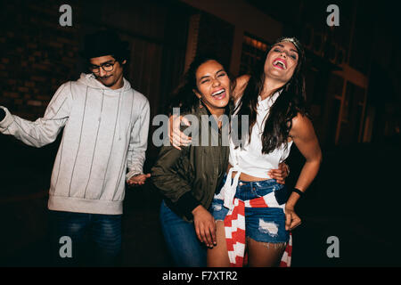 Shot de cheerful young people hanging out at night. Best Friends having a party en plein air. Banque D'Images