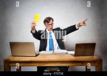 Image de l'homme d'affaires avec carte jaune in office Banque D'Images