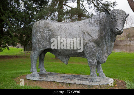 Taille de la statue en bronze d'un taureau à Builth Wells, Pays de Galles, créé par Gavin Fifield Banque D'Images