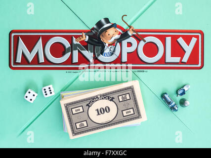 Edition anglais du monopole montrant le logo, le classique jeu de commerce de Hasbro a été présenté la première fois en Amérique en 1935. Banque D'Images