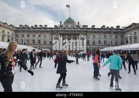 Somerset House patinoire, les gens du patin à glace sur la patinoire dans la cour de Somerset House, Londres, Angleterre, Royaume-Uni Banque D'Images