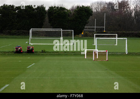 Poteaux de but pour une variété de sports et de deux machines de coupe sur un collège d'égalité UK Banque D'Images