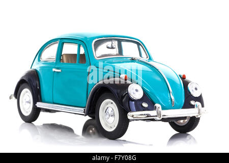 Ancien Bleu VW Beetle moulé modèle sur un fond blanc. Banque D'Images