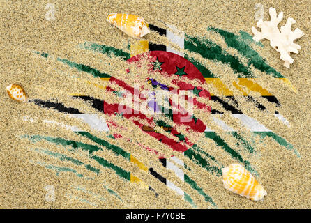 Drapeau du pays national de la République dominicaine sous un fond de plage de sable, de coquillages et de corail Banque D'Images