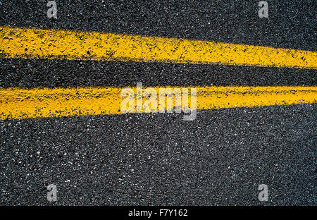 Libre d'une double ligne jaune sur une route asphaltée, à l'horizontale. Banque D'Images