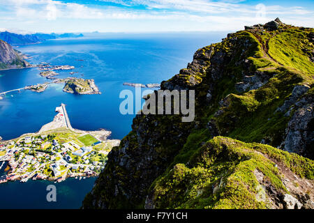 Vue du Reinebringen sur le village de reine et les montagnes de l'ouest des Lofoten, Norvège Banque D'Images