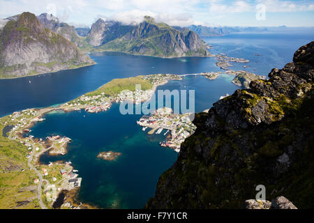 Vue du Reinebringen sur le village de reine et les montagnes de l'ouest des Lofoten, Norvège Banque D'Images