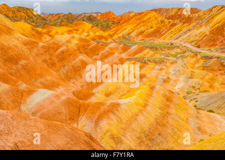 Coloful à Zhanhye Danxie formulaires Parc Geo, Chine Gansu Province, Ballands érodé en couleurs multiples Banque D'Images