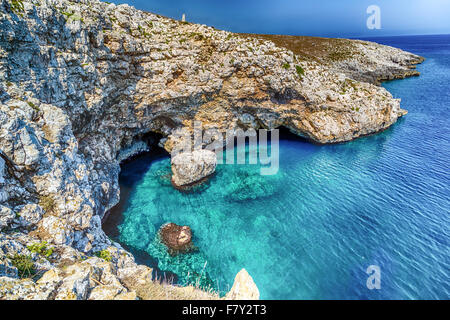 La tour d'angle du serpent, symbole d'Otranto, sur la plage de rochers près de Otranto en Pouilles, Italie Banque D'Images