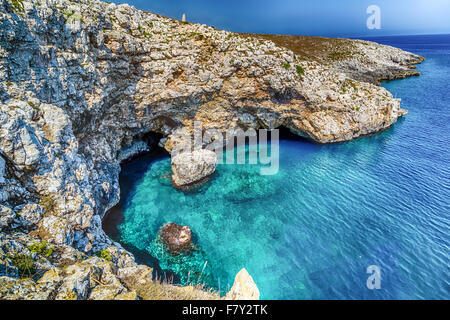 La tour d'angle du serpent, symbole d'Otranto, sur la plage de rochers près de Otranto en Pouilles, Italie Banque D'Images