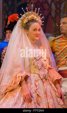 Richmond, London, UK. 19Th Mar, 2015. Rhiannon Chesterman comme Cendrillon. Le panto Noël Cendrillon s'ouvre à la Richmond Theatre Le 4 décembre avec Hayley Mills comme Blanche-neige et Matthew Kelly que Rita (Ugly Sister). La pantomime est écrit par Eric Potts et réalisé par Chris Jarvis, qui a aussi le rôle de bouton. Credit : bas/Alamy Live News Banque D'Images