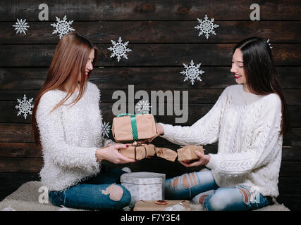 Deux belles filles déballer des cadeaux Banque D'Images
