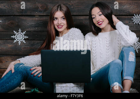 Deux belles filles de l'emplacement sur le plancher Banque D'Images