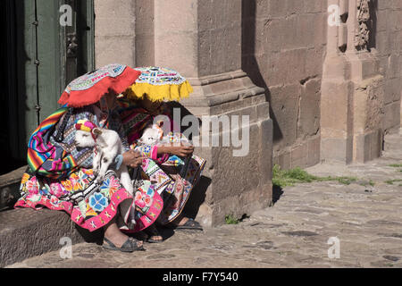 Plusieurs femmes à travers la ville habillés en costumes traditionnels pour prendre des photos avec les touristes et obtenir de l'argent Banque D'Images