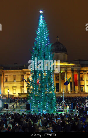 Londres, Royaume-Uni. 19Th Mar, 2015. Les foules ont bravé la pluie menace de voir l'éclairage de l'arbre de Noël de Trafalgar Square à Londres. L'arbre est un cadeau traditionnel de la population de la Norvège. Crédit : Paul Brown/Alamy Live News Banque D'Images