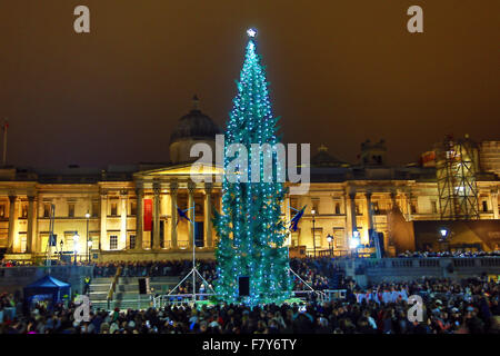 Londres, Royaume-Uni. 19Th Mar, 2015. Les foules ont bravé la pluie menace de voir l'éclairage de l'arbre de Noël de Trafalgar Square à Londres. L'arbre est un cadeau traditionnel de la population de la Norvège. Crédit : Paul Brown/Alamy Live News Banque D'Images