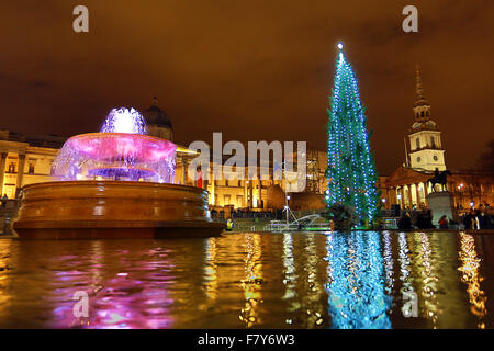 Londres, Royaume-Uni. 19Th Mar, 2015. Les foules ont bravé la pluie menace de voir l'éclairage de l'arbre de Noël de Trafalgar Square à Londres. L'arbre est un cadeau traditionnel de la population de la Norvège. Crédit : Paul Brown/Alamy Live News Banque D'Images