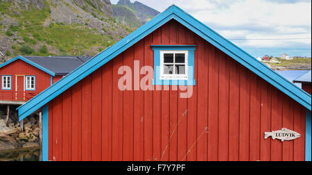 Cabines de pêcheurs en bois peint ou rorbuer dans le petit village portuaire de ' UN ' dans les îles Lofoten de Norvège Banque D'Images
