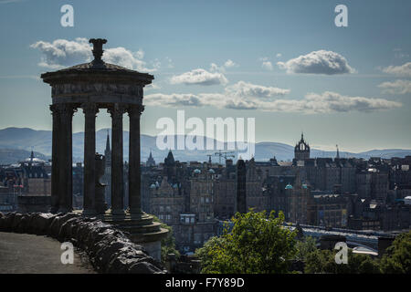 L'Dugald Stewart Monument, avec vue sur la vieille ville, Édimbourg, Écosse Banque D'Images