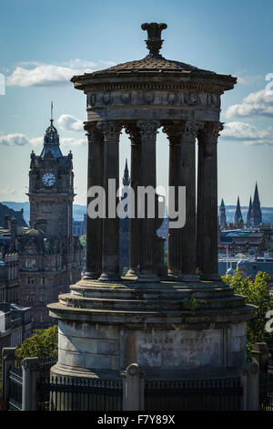 L'Dugald Stewart Monument, avec vue sur la vieille ville, Édimbourg, Écosse Banque D'Images