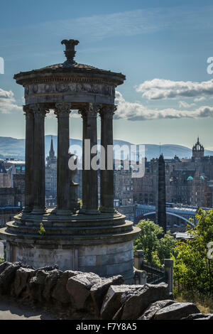 L'Dugald Stewart Monument, avec vue sur la vieille ville, Édimbourg, Écosse Banque D'Images