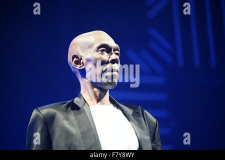 Barclaycard Arena, Birmingham, UK. 2 Décembre, 2015. Maxi Jazz effectue vivre avec Faithless. Il s'agit de leur 20e anniversaire tour de quatre dates au Royaume-Uni la promotion de leur nouvel album 2.0 et concerts à venir sont à Londres et à Manchester. Credit : Terry Mason/Alamy Live News Banque D'Images