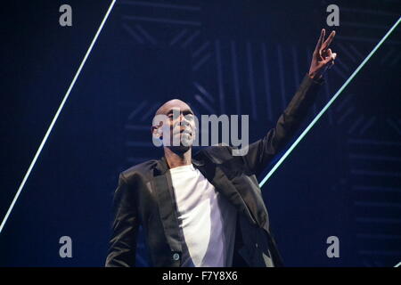 Barclaycard Arena, Birmingham, UK. 2 Décembre, 2015. Maxi Jazz effectue vivre avec Faithless. Il s'agit de leur 20e anniversaire tour de quatre dates au Royaume-Uni la promotion de leur nouvel album 2.0 et concerts à venir sont à Londres et à Manchester. Credit : Terry Mason/Alamy Live News Banque D'Images