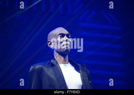 Barclaycard Arena, Birmingham, UK. 2 Décembre, 2015. Maxi Jazz effectue vivre avec Faithless. Il s'agit de leur 20e anniversaire tour de quatre dates au Royaume-Uni la promotion de leur nouvel album 2.0 et concerts à venir sont à Londres et à Manchester. Credit : Terry Mason/Alamy Live News Banque D'Images