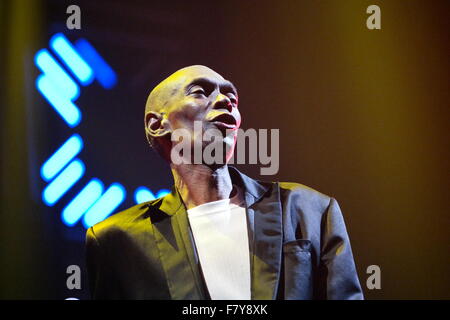 Barclaycard Arena, Birmingham, UK. 2 Décembre, 2015. Maxi Jazz effectue vivre avec Faithless. Il s'agit de leur 20e anniversaire tour de quatre dates au Royaume-Uni la promotion de leur nouvel album 2.0 et concerts à venir sont à Londres et à Manchester. Credit : Terry Mason/Alamy Live News Banque D'Images