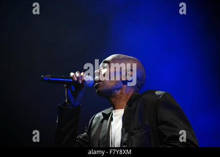 Barclaycard Arena, Birmingham, UK. 2 Décembre, 2015. Maxi Jazz effectue vivre avec Faithless. Il s'agit de leur 20e anniversaire tour de quatre dates au Royaume-Uni la promotion de leur nouvel album 2.0 et concerts à venir sont à Londres et à Manchester. Credit : Terry Mason/Alamy Live News Banque D'Images