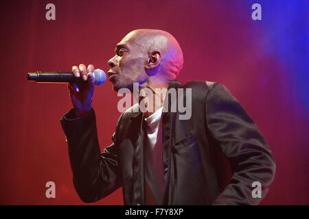 Barclaycard Arena, Birmingham, UK. 2 Décembre, 2015. Maxi Jazz effectue vivre avec Faithless. Il s'agit de leur 20e anniversaire tour de quatre dates au Royaume-Uni la promotion de leur nouvel album 2.0 et concerts à venir sont à Londres et à Manchester. Credit : Terry Mason/Alamy Live News Banque D'Images