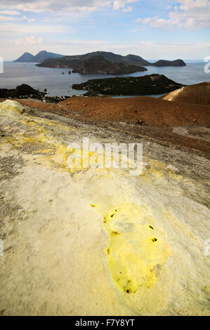 Vulcanello, Lipari et Salina vu depuis le cratère de Vulcano (Gran Cratere), Iles Eoliennes, Sicile, Italie Banque D'Images