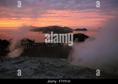 Vulcanello, Lipari et Salina vu depuis le cratère de Vulcano (Gran Cratere) au coucher du soleil, les îles Eoliennes, Sicile, Italie Banque D'Images