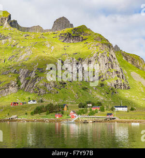 La petite communauté de Vindstad Reinfjord à la tête de est le début de la piste vers la plage Bunes dans l'ouest des îles Lofoten Banque D'Images