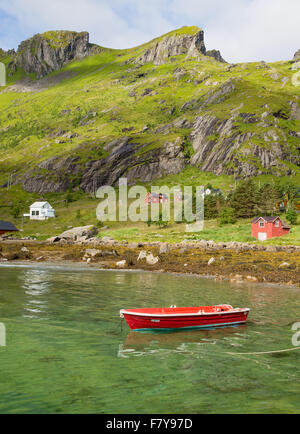 La petite communauté de Vindstad Reinfjord à la tête de est le début de la piste vers la plage Bunes dans l'ouest des îles Lofoten Banque D'Images