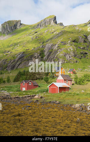 La petite communauté de Vindstad Reinfjord à la tête de est le début de la piste vers la plage Bunes dans l'ouest des îles Lofoten Banque D'Images