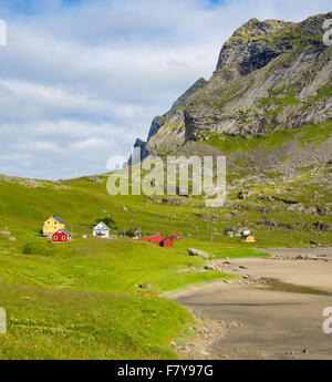 La petite communauté de Vindstad Reinfjord à la tête de est le début de la piste vers la plage Bunes dans l'ouest des îles Lofoten Banque D'Images