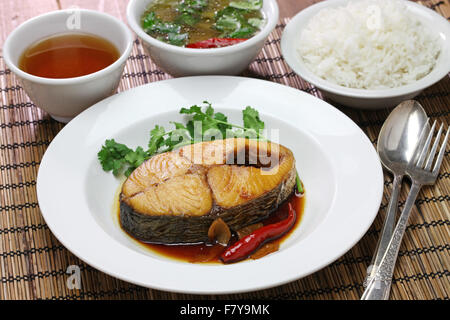 Com ca tue kho, le riz avec le maquereau mijoté en sauce caramélisée, la cuisine vietnamienne Banque D'Images