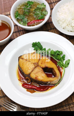Com ca tue kho, le riz avec le maquereau mijoté en sauce caramélisée, la cuisine vietnamienne Banque D'Images