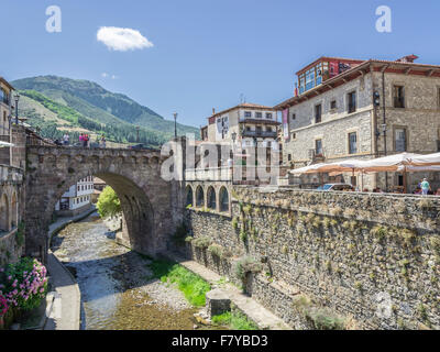 Pont sur la rivière rio quiviesa, potes, Cantabria, ESPAGNE Banque D'Images