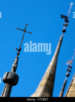 Spire et traverse sur l'ancienne église Lom dans Oppland Norvège centrale Banque D'Images